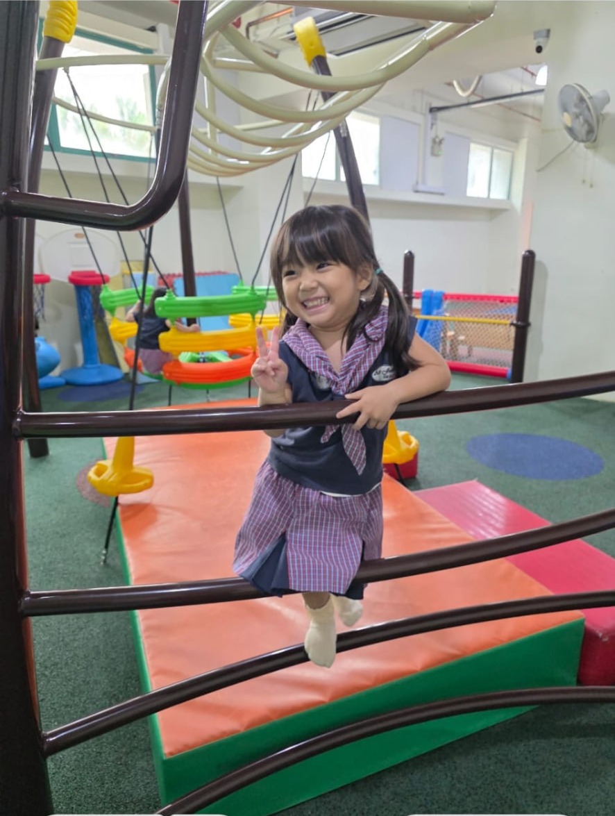 屋内遊具で笑顔の子ども