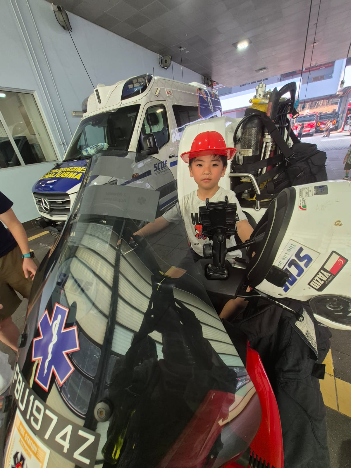 救急車両に乗る子ども
